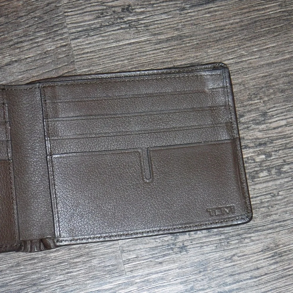Tumi Brown Leather Bi-Fold Wallet‎ Minimalist Luxury Travel Men's